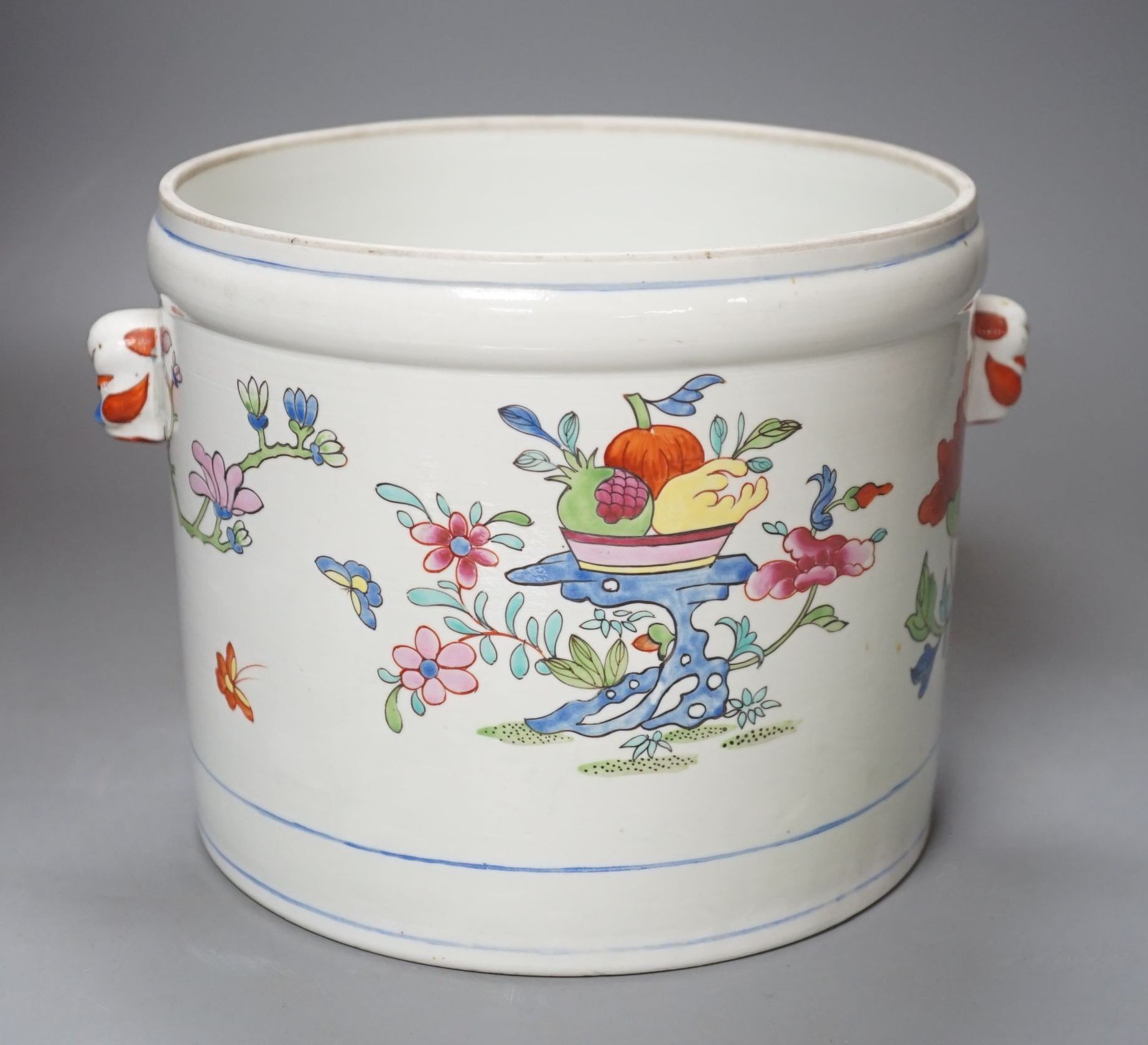 A porcelain wine cooler in Chinese export style, 17 cms high.